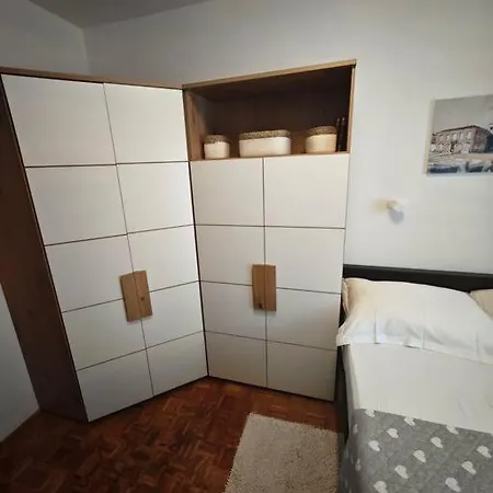 Apartman Lena *